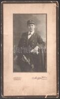 cca 1900-1910 A Magyar Kir. Folyam- és Tengerhajózási Rt. (MFTR) hajóskapitányának portréja, keményhátú fotó Ábrahám István miskolci műterméből, kissé viseltes, sérült kartonon, 18x10 cm