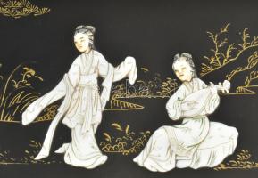 Távol-keleti ékszertartó doboz, fekete lakk, kézzel festett mintával, fedelén figurális gyöngyház dí...