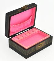 Távol-keleti ékszertartó doboz, fekete lakk, kézzel festett mintával, fedelén figurális gyöngyház dí...