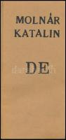 Molnár Katalin: De te ki vagy? Párizs, 1990, Szerzői, 10+54+6 p. Első kiadás. Fekete-fehér illusztrációkkal, köztük Emilienne Deschamps-nak a szerzőről készült akt fotóival. "Ezt a könyvet a szerző maga készítette 1990-ben egy IBM 6747-2 típusú írógépen Title-nak és Essaynek nevezett betűtípusokkal, továbbá gumibetűkkel, fekete nyomdafestékkel és fűzőgépkapcsokkal." Bibliofil, új avantgárd kísérlet a modern nyomdatechnika kézműves megdolgozásával. Kiadói papírkötés. Ritka, [megjelent 500 példányban!]   A szerző, a Mozgó Világ, és a párizsi Magyar Műhely és más progresszív orgánumok avantgárd stílusban alkotó szerzője.