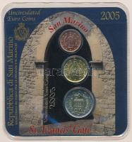 San Marino 2005. 2c + 20c + 2EUR "Szent Ferenc kapu" sor dísztokban T:UNC San Marino 2005. 2 Cent + 20 Cent + 2 Euro "St. Francis Gate" coin set in case C:UNC