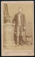 cca 1860-1870 Férfiportré, keményhátú fotó Löger Gusztáv (1827-1898) nyitrai műterméből, vizitkártya, 10,5x6 cm