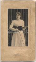 1910 Vörös Ilonka (?-?) hegedűművész dedikált fotója, keményhátú kabinetfotó Schneider chicagói műterméből, foltos, 22,5x13 cm