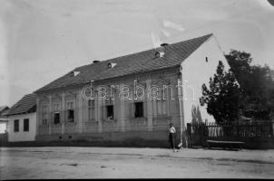 cca 1950-1970 Tekercs és síkfilm negatívok dobozban