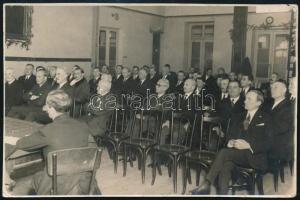 1933 Bp., a Nemzeti Torna Egylet igazgatósági ülése (a résztvevő tagok között Major Győző), fotó, a hátoldalon feliratozott, pecséttel jelzett (Sass fotoriporter, Dohány u. 30.), 17,5x11,5 cm