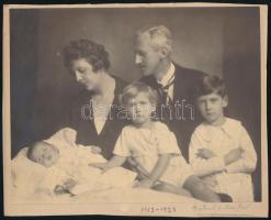 cca 1920 Családi fotó, Székely Aladár (1870-1940) budapesti fényképész jelzett felvétele, kartonra kasírozva, 21x16,5 cm