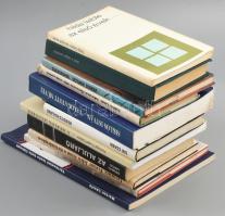 Bujdosó Alpár (1935-2021) költő, mérnök, a Magyar Műhely szerkesztője a magyar avantgarde kiemelkedő alakja és/vagy felesége részére szóló DEDIKÁLT könyvgyűjtemény, 11 kötet:   Dedinszky Erika: Folyton valami más, Gyurácz Ferenc: Jelen lenni a történelemben, Györffy László: Az aluljáró, Tunyogi Csapó Gábor: A mérleg jegyében, Sík Csaba: Rend és kaland, Márton László: Történelmi lecke buta fiúknak, Siklós István: Világ világossága mögöttem, Győrkös László: Vallomások Marinovics abbé emlékezetéből, Veress Miklós: Vakügetés, Ahol a sziget kezdődik, Hilda Laible: Az első évek.