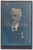 1918 Koronás Arany Érdemkereszttel kitüntetett úr portréja, a hátoldalon dedikációval, keményhátú kabinetfotó Bruhuber Géza budapesti műterméből, 16,5x10,5 cm