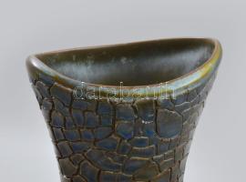 Zsolnay repesztett eozin mázas váza, jelzett, minimális mázhibával, m: 29 cm. Ritka!