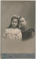 cca 1910 Bájos testvérpár, keményhátú kabinetfotó Uher Ödön cs. és kir. udvari fényképész budapesti műterméből, 21,5x13 cm