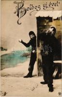 Boldog Újévet / New Year greeting art postcard with chimney sweepers, snowballs (EK)