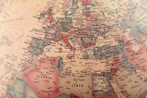 Világító földgömb, műanyag, Cartographia, 2000-2020 körül, működik, talapzatán repedt, m: 41 cm