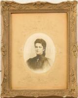 cca 1890-1900 Wittelsbach Erzsébet 'Sisi' (1830-1898) császárné és királyné portréfotója, Carl Pietzner bécsi udvari fotós műterméből, R. Lechner Bécs kiadása, dekoratív dombornyomott címeres és koronás paszpartuval, Viribus Unitis felirattal. Korabeli üvegezett, kissé sérült fakeretben, 11,5x9 (paszpartu: 22x16) cm