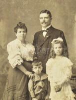 cca 1900-1910 Stern Izidor papírkereskedő névjegykártyája, szakadozott céges borítékja, és családi p...