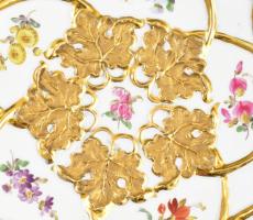 Meisseni kináló tál, Plasztikus levél mintával. Kézzel festett, jelzett, apró kopásokkal 28 cm