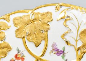 Meisseni kináló tál, Plasztikus levél mintával. Kézzel festett, jelzett, apró kopásokkal 28 cm