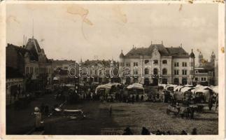 1938 Léva, Levice; Fő tér, Üdvözöljük magyar testvéreinket! bevonulás, piac, Singer, Ignác Trebitsch, Pál L., Vámos, Borcsányi és Csernák és Kürti üzlete, autóbusz / entry of the Hungarian troops, market, shops, autobus + "1938 Léva visszatért" So. Stpl. (fl)