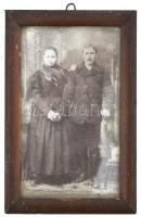 cca 1910 Fiatal pár portréja, keményhátú fotó Bokor Géza békéscsabai műterméből, üvegezett fakeretben, 13,5×8,5 cm