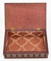 Faragott fa ládika selyem béléssel 25x16 cm