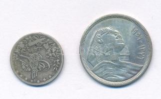 Egyiptom 1891W (1293/17) 1Q Ag "II. Abdul-Hamid" + 1956. (1376) 5Q Ag T:XF,VF patina, az egyiken kis ph Egypt 1891W (1293/17) 1 Qirsh Ag "Abdul Hamid II" + 1956. (1376) 5 Qirsh Ag C:XF,VF patina, small edge error on one Krause KM#292, #382