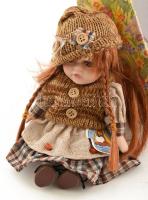 Porcelán baba eredeti dobozában 20 cm