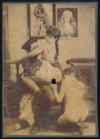 cca 1910 Erotikus jelenet, karton ragasztott fotó, sérüléssel, 13,5×9,5 cm