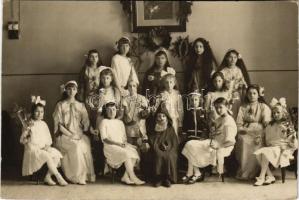 Rózsahegy, Ruzomberok; gyerekek csoportképe / children. Hegedüs photo (vágott / cut)