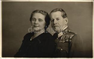 1942 Budapest, Katonatiszt kitüntetésekkel és a feleségével. photo