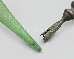 Zöld tölcséres üveg váza ón talppal. Szétszedhető. Plasztikus formákkal 43 cm