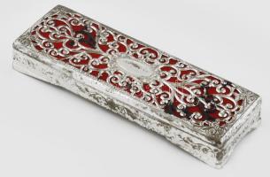 Fém díszdoboz szövet belsővel. 19x6 cm