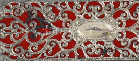 Fém díszdoboz szövet belsővel. 19x6 cm