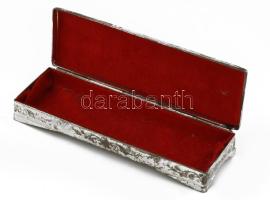 Fém díszdoboz szövet belsővel. 19x6 cm