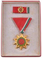 1970. "Felszabadulási Jubileumi Emlékérem" aranyozott, műgyantás bronz kitüntetés mellszal...