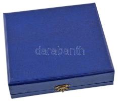 1976. "25 éves a Néphadsereg" egyoldalas bronz emlékérem dísztokban. Szign.: RP (88mm) T:A...