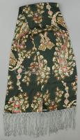 Zöld alapon színes mintás sál, ezüstszínű rojtokkal, újszerű állapotban, kb. 150x25 cm