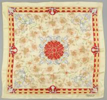 Pierre Balmain Francois 1er kendő, vajszínű alapon virágos mintával, jelzett, kb. 75x75 cm