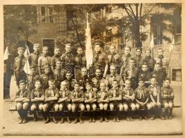 cca 1920 Ujpesti cserkészcsapat nagy méretű csoportkép 22x17 cm Kartonon