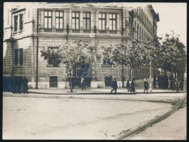 "1927 okt. 26-án de. e. 3/4 12 órakor a rendőrség kivonul a Természettudományi Kar elé. Az ajtóban az egyetemi ifjúság igazoltatja a ki és bejövőket. Zsidó hallgatók elhagyják az intézetet." A hátoldalon feliratozott fotó, 12x9 cm