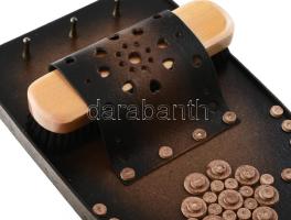 Bőrdíszműves bőr előszobai tükör 65 cm, és ruhakefe tartó