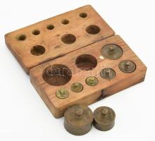 Régi réz súlykészlet, 8db-os (1-20 dkg), fadobozban, 15x8x4,5 cm