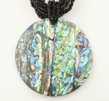 Többsoros gyöngy nyaklánc, nagyméretű kerek abalone medállal, d: 6 cm