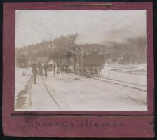 1912 Laposnya (Erdély), vasútállomás vonattal, kartonra ragasztott fotó, feliratozva, 8×11 cm