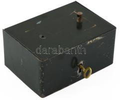 Régi pénztári kazetta, zománcozott fém, kulccsal zárható, kopásokkal, fedelén hiányos fogóval, 18x13x9 cm