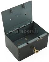 Régi pénztári kazetta, zománcozott fém, kulccsal zárható, kopásokkal, fedelén hiányos fogóval, 18x13...