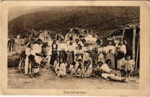 1940 Zigeunergruppe / Erdélyi folklór, cigányok csoportja / Transylvanian folklore, gypsy group. Verl. Emil Fischer Hofphotograph (Nagyszeben, Hermannstadt, Sibiu) Druck von Jos. Drotleff (EK)