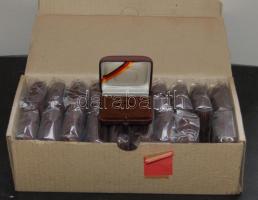 20db vadonatúj díszdoboz, eredeti csomagolásban, 28mm átmérőjű érmékhez! Új ár töredékéért kikiáltva, alkalmi vétel!