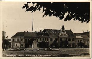 1944 Szászrégen, Sächsisch-Regen, Reghin; Horthy Miklós tér, városháza, országzászló, takarékpénztár, Jakab J. és Ernst Halt. üzlete / square, town hall, Hungarian flag, savings bank, shops