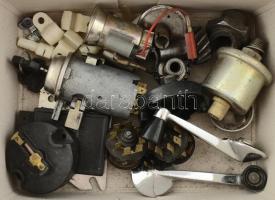 Egy doboznyi vegyes Lada alkatrész: gyújtáskapcsoló, oldalvillogó, ablaktekerő, stb.