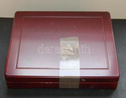 Fa éremtartó kazetta 12 férőhellyel, 50x50mm