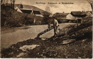 Abrudbánya, Abrud; aranymosás az Abrud patakban. Bányai János felvétele és Radó Boldizsár kiadása / gold panning in the river